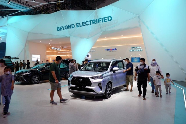 Toyota Veloz bersanding dengan Camry Hybrid di arena elektrifikasi Toyota di GIIAS 2022. Foto: Aditya Pratama Niagara/kumparan