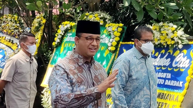 Gubernur DKI Jakarta Anies Baswedan di rumah duka Hermato Dardak, di Duren Sawit, Jakarta Timur, Sabtu (20/8/2022). Foto: Jonathan Devin/kumparan