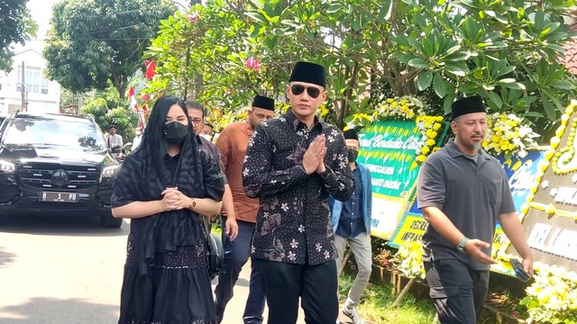 Agus Harimurti Yudhoyono (AHY) di rumah duka Hermato Dardak, di Duren Sawit, Jakarta Timur, Sabtu (20/8/2022). Foto: Jonathan Devin/kumparan