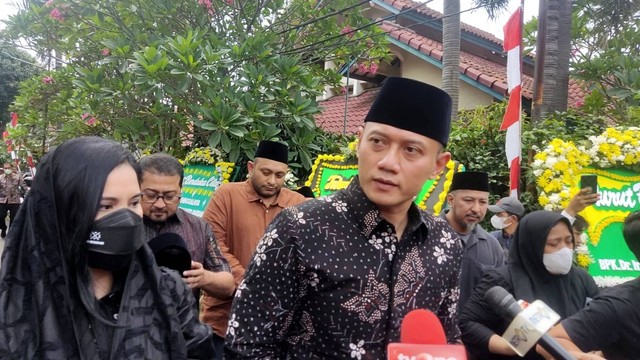 Agus Harimurti Yudhoyono (AHY) di rumah duka Hermato Dardak, di Duren Sawit, Jakarta Timur, Sabtu (20/8/2022). Foto: Jonathan Devin/kumparan