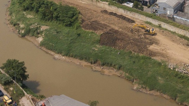 Foto udara alat berat eskavator menyelesaikan proyek normalisasi Kali Bekasi paket 1 di Pondok Gede, Bekasi, Jawa Barat, Sabtu (20/8/2022). Foto: Fakhri Hermansyah/Antara Foto