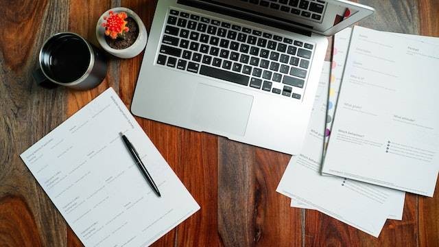 Ilustrasi judul skripsi PGDS kualitatif. Foto: unsplash.com/2hmedia