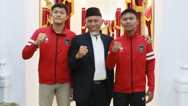 Gubernur Sumatera Barat Mahyeldi bersama dua pemain Timnas Indonesia U-16 Nabil Asyura dan Ikram Al Ghifari saat bertemu di Istana Gubernuran di Padang. Foto: Humas