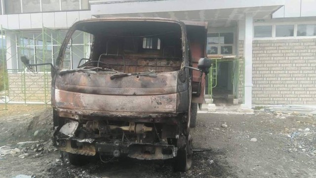 Truk milik PT Putra Dewa Paniai yang dibakar KKB di Distrik Bibida, Kabupaten Paniai. (Foto Humas Polda Papua)  