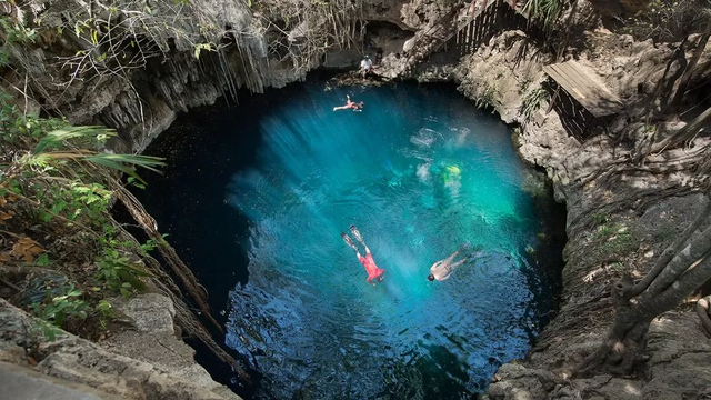 Lubang (cenote) yang terkenal di Meksiko telah terbentuk pada batuan kapur di atas kawah