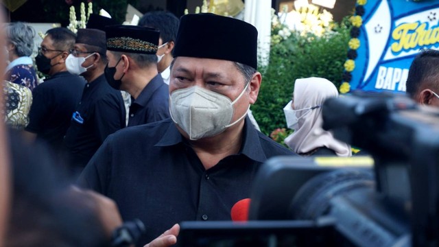 Menko Perekonomian Airlangga Hartarto usai melayat ke rumah duka Hermanto Dardak di Duren Sawit, Jakarta Timur, Sabtu (20/8/2022). Foto: Iqbal Firdaus/kumparan