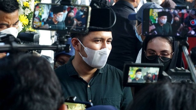 Wakil Gubernur Jawa Timur Emil Dardak dan istrinya, Arumi Bachsin, di rumah duka Hermanto Dardak di Duren Sawit, Jakarta Timur, Sabtu (20/8/2022). Foto: Iqbal Firdaus/kumparan