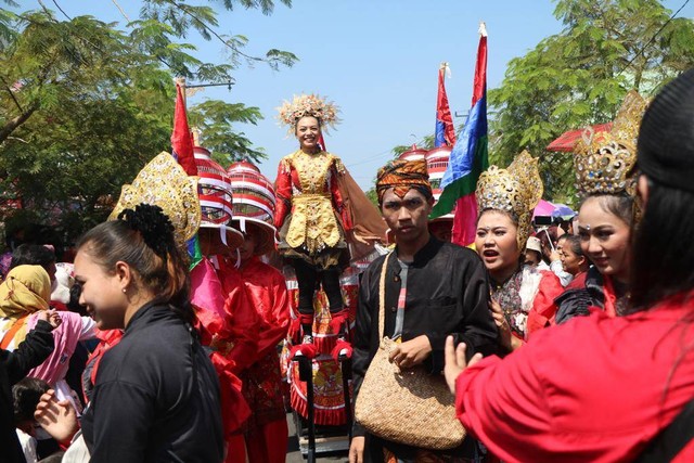 Ribuan warga Cianjur memenuhi berbagai ruas jalan pada Sabtu (20/8) untuk menyaksikan kegiatan pawai Helaran Budaya. (istimewa)