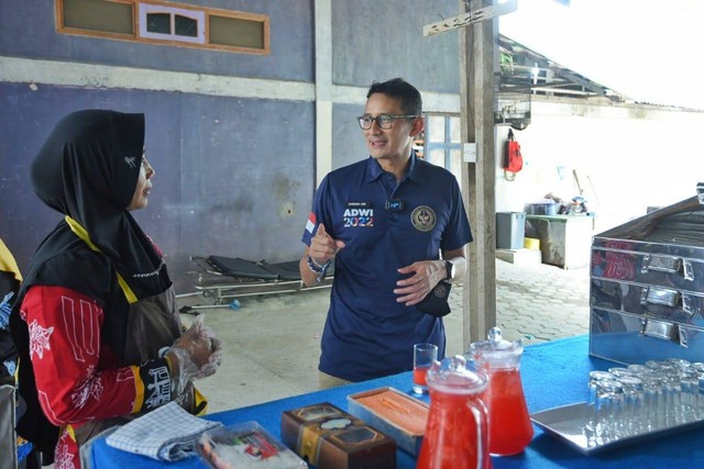 Sandiaga Bertemu Pegiat UMKM Pengolah Semangka Di Riau, Beri Bantuan ...