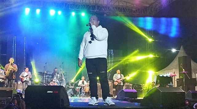 Penyanyi dan pencipta lagu, Abah Lala, tampil dalam konser di Karanganyar, Jumat (19/08/2022) malam. FOTO: Agung Santoso