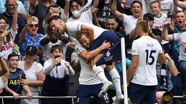 Tottenham Hotspur's Harry Kane celebrates their first goal with Ivan Perisic and Eric Dier against Wolverhampton Wanderers at the Tottenham Hotspur Stadium, London, England, Saturday (20/8/2022).  Photo: Tony Obrien/REUTERS