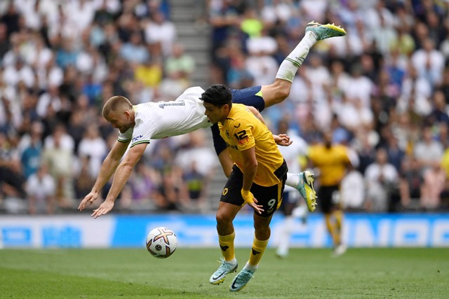 Pemain Tottenham Hotspur Eric Dier beraksi dengan pemain Wolverhampton Wanderers Raul Jimenez di Stadion Tottenham Hotspur, London, Inggris, Sabtu (20/8/2022). Foto: Tony Obrien/REUTERS