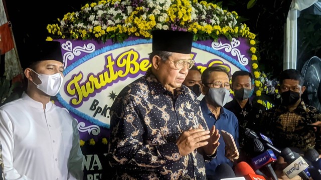 Susilo Bambang Yudhoyono (SBY) di rumah duka Hermanto Dardak di Duren Sawit, Jakarta Timur, Sabtu (20/8/2022). Foto: Jonathan Devin/kumparan
