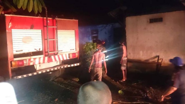 Mobil pemadam kebakaran berusaha memadamkan api yang menghanguskan 3 petak rumah. (Foto Humas Polresta Jayapura Kota) 