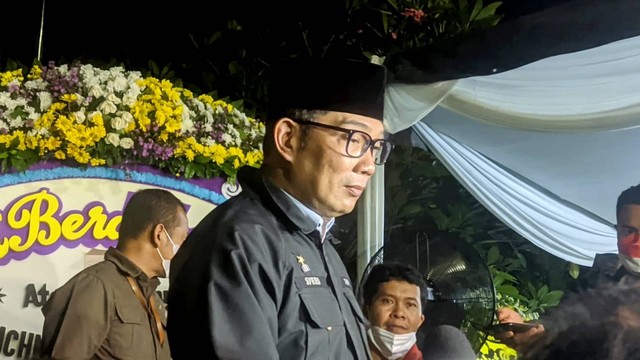 Gubernur Jawa Barat Ridwan Kamil di rumah duka Hermanto Dardak di Duren Sawit, Jakarta Timur, Sabtu (20/8/2022). Foto: Jonathan Devin/kumparan
