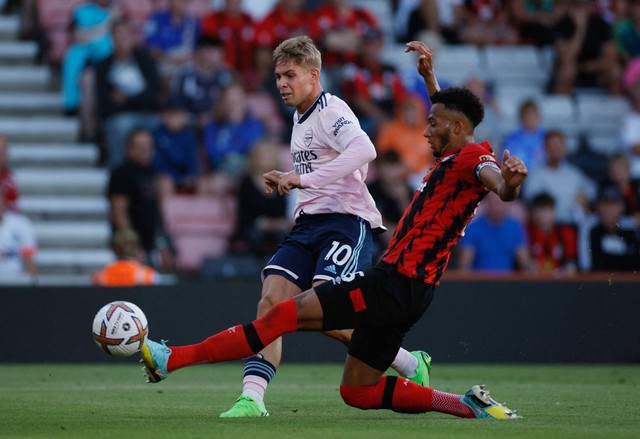 Emile Smith Rowe dari Arsenal beraksi dengan Lloyd Kelly dari AFC Bournemouth dalam pertandingan Liga Premier AFC Bournemouth melawan Arsenal di Stadion Vitalitas, Bournemouth, Inggris, 20 Agustus 2022. Foto: Action Images via Reuters/John Sibley 