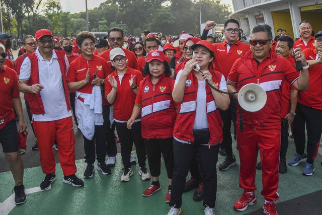 Ketua DPR Puan Maharani (kedua kanan) bersama Sekjen PDIP Hasto Kristiyanto (kanan) melepas rombongan jalan santai di Kawasan Stadion Utama Gelora Bung Karno, Senayan, Jakarta, Minggu (21/8/2022). Foto: Galih Pradipta/Antara Foto