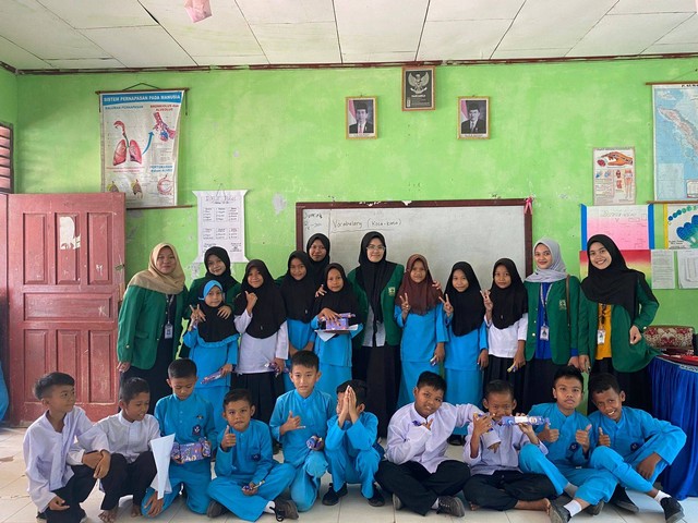 Dokumentasi setelah pertemuan kedua program kerja English Corner di SDN 11 Silokek. (https://drive.google.com/file/d/11cegpKq2OUmRAyxkVznYt9_ZCp7xxpmo/view?usp=drivesdk)