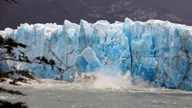 Runtuhnya Gletser Perito Moreno Foto: REUTERS/Andres Arce