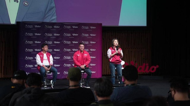 Managing Director Vidio, Monika Rudijono (kanan); mengadakan konferensi pers dengan Pesepak bola legendaris Inggris, Michael Owen (tengah), di Jakarta pada 20 Agustus 2022. Foto: Vito Githa Laksana/kumparan