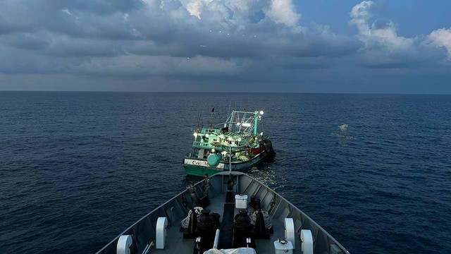 Badan Keamanan Laut (Bakamla) RI tangkap Kapal Ikan Asing (KIA) Vietnam di Perairan Natuna Utara.
 Foto: BAKAMLA RI