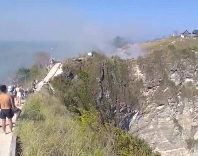 Suasana saat terjadi kebakaran di Diamond Beach Nusa Penida, Bali - IST