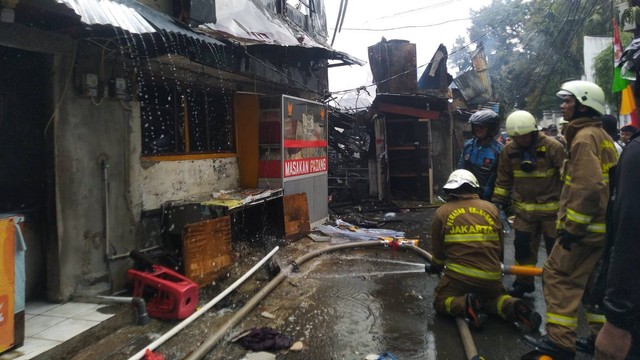 Petugas berusaha memadamkan kebakaran di Jalan Simprug Golf II, RT 08/08 Kelurahan Grogol Selatan, Kebayoran Lama, Minggu (21/8/2022). Foto: Ananta Erlangga/kumparan