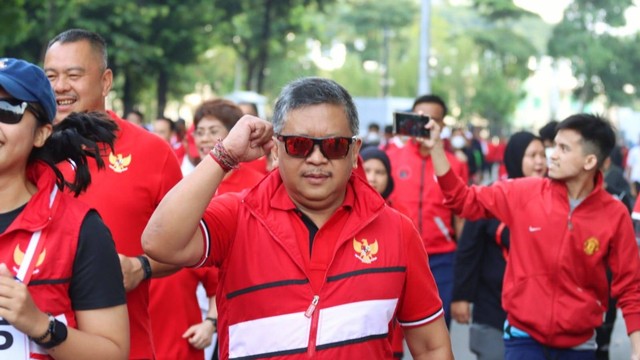 Sekjen PDIP Hasto Kristiyanto jogging bareng wartawan di GBK. Foto: PDIP