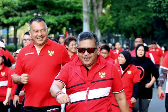 Sekjen PDIP Hasto Kristiyanto jogging bareng wartawan di GBK. Foto: PDIP