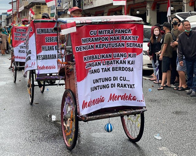 Protes warga disampaikan saat mengikuti Karnaval HUT RI di Singkawang. Foto: Dok. Hi!Pontianak