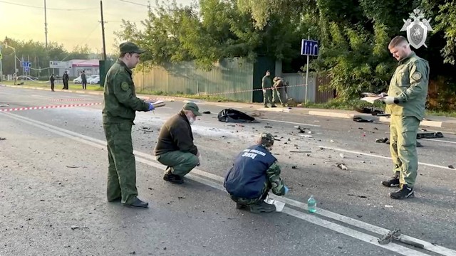 Penyelidik memeriksa lokasi dugaan serangan bom mobil di wilayah Moskow, Rusia, Minggu (21/8/2022). Foto: Investigative Committee of Russia/Reuters