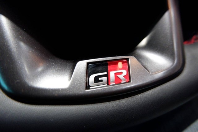 Emblem Gazoo Racing di setir Toyota Hilux GR Sport. Foto: Aditya Pratama Niagara/kumparan