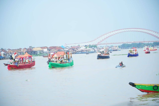 Parade perahu hias di Sungai Musi Palembang. (ist)