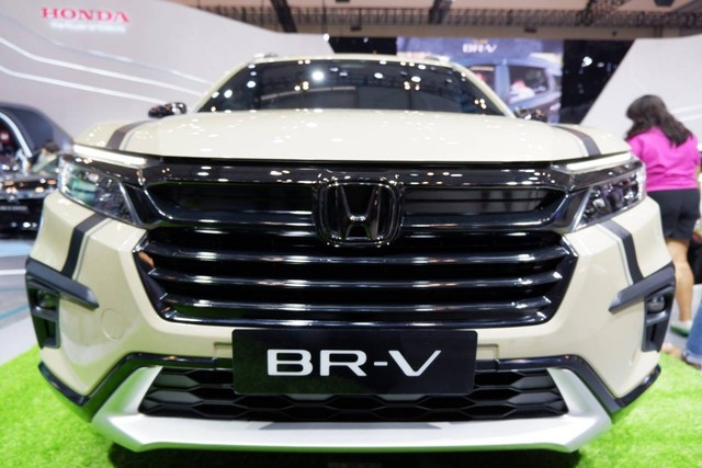 Modifikasi Honda BR-V di GIIAS 2022 dengan warna sand khaki, grille serta logo Honda warna hitam. Foto: Aditya Pratama Niagara/kumparan