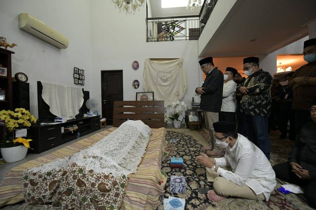Gubernur Jawa Barat, Ridwan Kamil, takziah ke rumah duka Hermanto Dardak di Bekasi. Foto: Humas Jabar