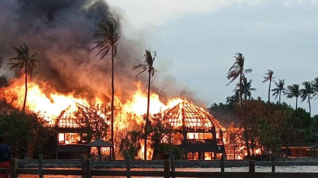 Kebakaran memadamkan api di lokasi Impian Jaya Ancol. Foto: Instagram/@humasjakfire