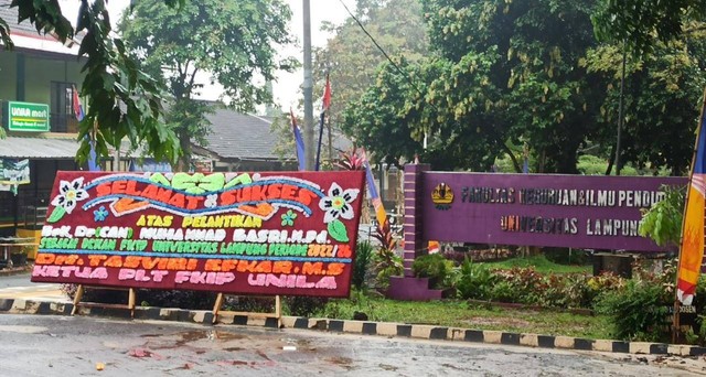 Papan bunga ucapan pelantikan Dekan FKIP Unila terpilih. | Foto: Bella Sardio /Lampung Geh