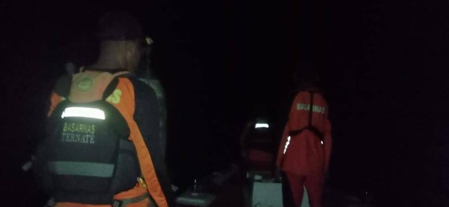 Tim SAR Gabungan bergerak ke lokasi kejadian sekitar pukul 19.55 WIT menggunakan RB 309 untuk melakukan operasi pencarian kapal penangkap ikan yang mengalami kebocoran di perairan Halmahera Selatan, Maluku Utara. Dok: Basarnas Ternate