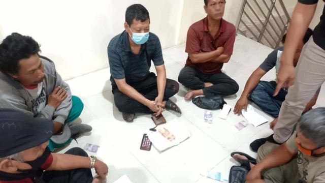 Keenam pelaku judi online diamankan aparat Polresta Solo. FOTO: Agung Santoso 