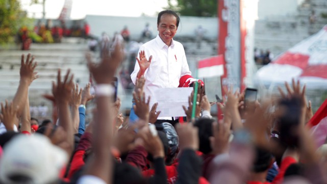 Presiden Joko Widodo menyapa relawan saat menghadiri Konser Satu Komando Sapu Lidi di Stadion Gelora 10 November Tambaksari, Surabaya, Jawa Timur, Minggu (21/8). Foto: ANTARA FOTO/Umarul Faruq