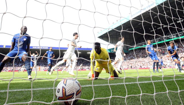 Edouard Mendy dari Chelsea terlihat sedih setelah Rodrigo dari Leeds United mencetak gol kedua. Foto: Reuters/Carl Recine