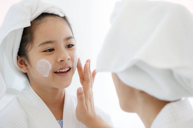 Ilustrasi anak pakai masker wajah alami. Foto: Bangkok Click Studio/shutterstock