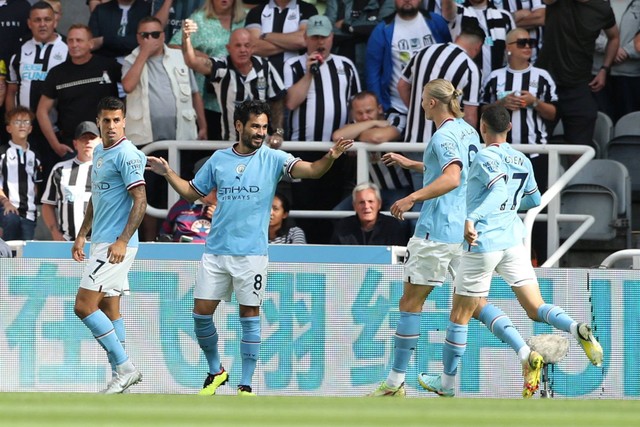 Selebrasi pemain Manchester City Ilkay Gundogan usai mencetak gol ke gawang Newcastle United pada pertandingan lanjutan Liga Inggris di St James' Park, Newcastle, Inggris. Foto: Scott Heppell/REUTERS