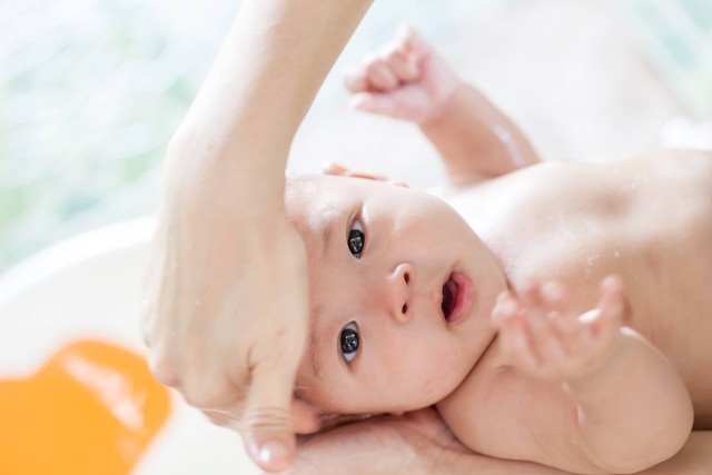 Ilustrasi bayi mandi. Foto: Shutterstock