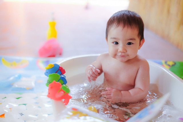 Ilustrasi bayi mandi air dingin. Foto: Shutterstock