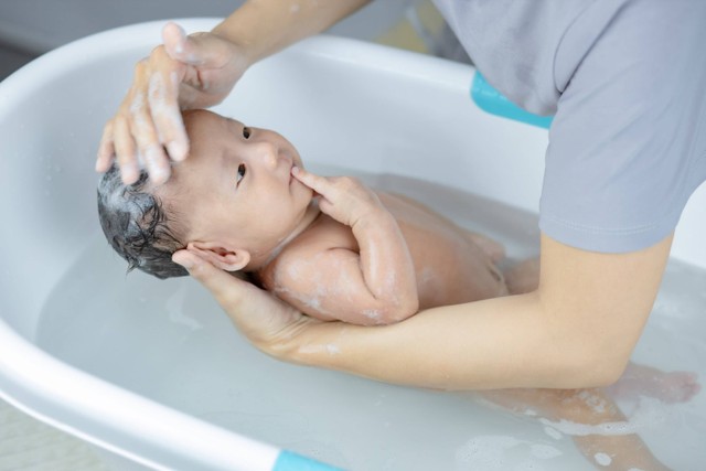 Ilustrasi bayi mandi. Foto: Shutterstock