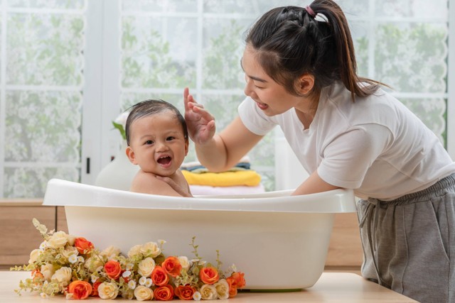 Ilustrasi bayi mandi. Foto: Shutterstock