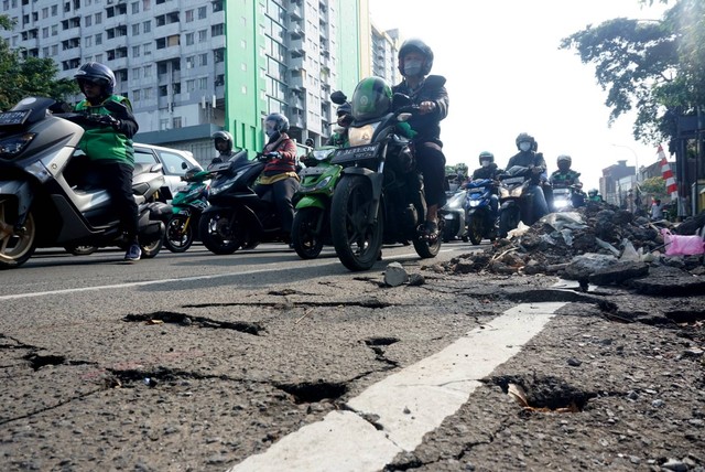 Suasana macet Kendaraan bermotor di kawasan Matraman, Jakarta Timur akibat pembangunan trotoar pada Senin (22/8). Foto: Iqbal Firdaus/kumparan