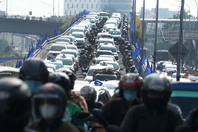 Suasana macet Kendaraan bermotor di kawasan Matraman, Jakarta Timur akibat pembangunan trotoar pada Senin (22/8). Foto: Iqbal Firdaus/kumparan