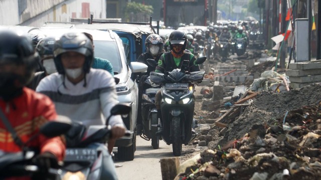 Suasana macet Kendaraan bermotor di kawasan Matraman, Jakarta Timur akibat pembangunan trotoar pada Senin (22/8). Foto: Iqbal Firdaus/kumparan